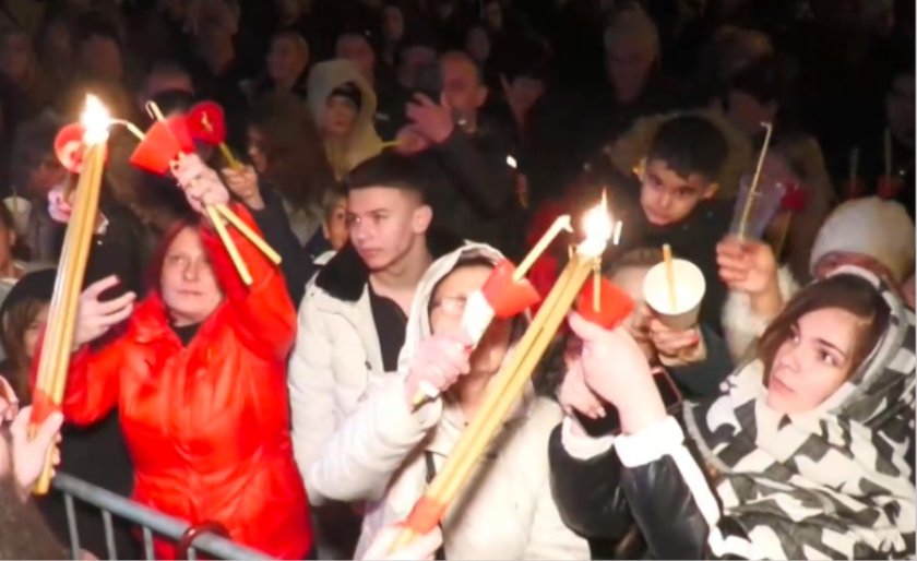 Благодатният огън от Йерусалим вече гори в нашите домове