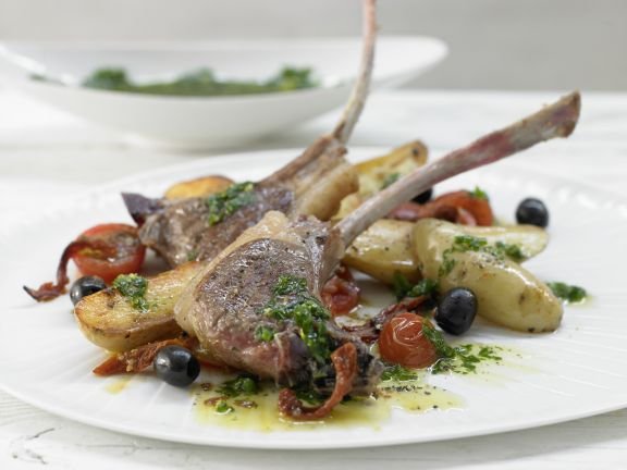 Великден с Lupa.bg: Агнешки котлети и картофки с чери, сушени домати, маслини, аншоа