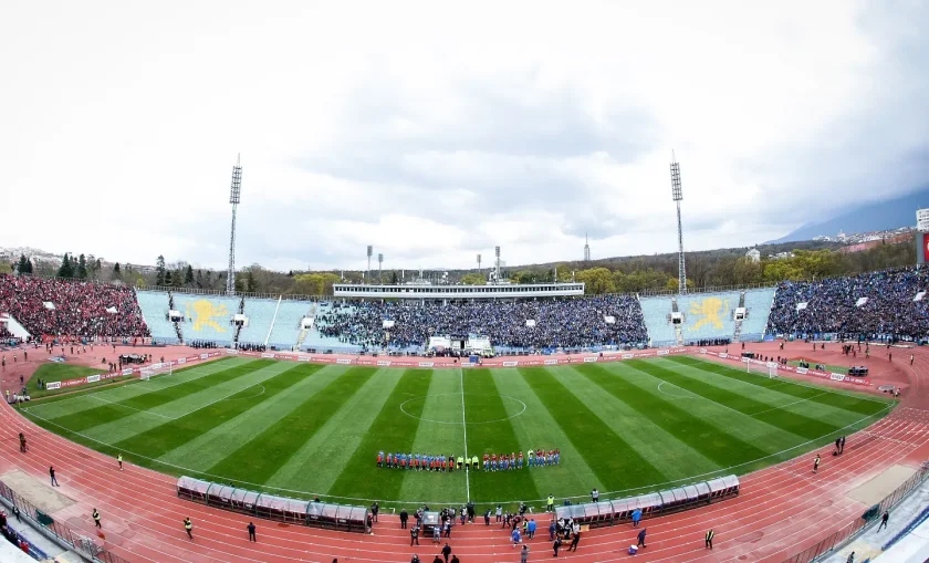 Доближаваме се до традицията: Първо изкупуват билетите, а след това бързат да си тръгнат!