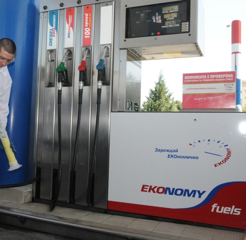 След отнето предимство: Кола се заби в колонка на бензиностанция