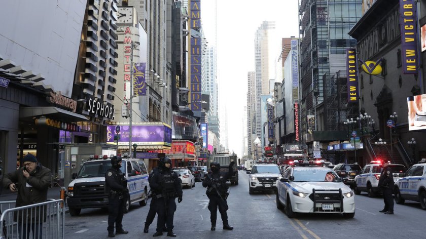 Полицаи застреляха мъж, нападнал тълпа с мачете