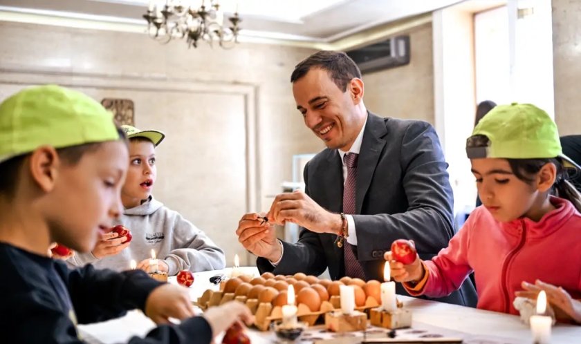 Васил Терзиев вапца яйца в компания на деца