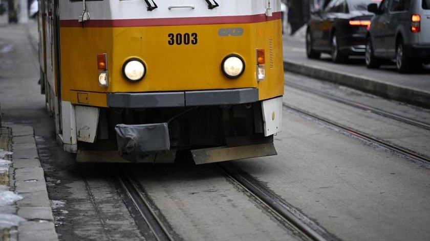 Трамвай 20 дерайлира при катастрофа с камион в София