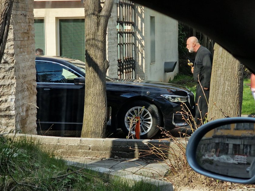 Лудият дякон нападна Хубавото Наде: Анатема, пачавро! (ВИДЕО)