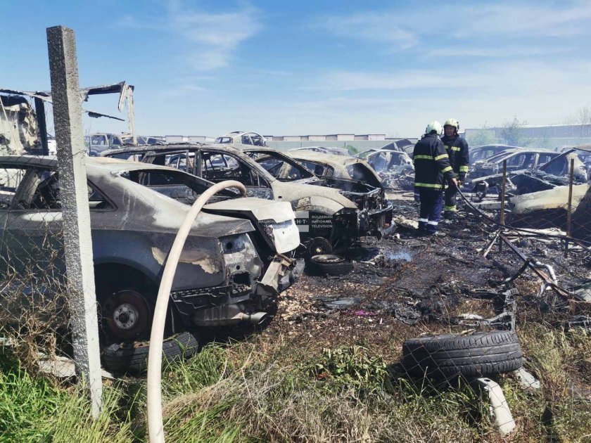 Запалени сухи треви предизвикали пожара в автоморгата в Пловдив