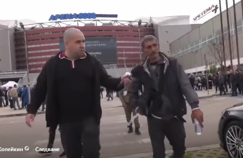 ХИТ ВИДЕО: Вижте беззъбите роми на Радев, изпълнили "Арена 8888"