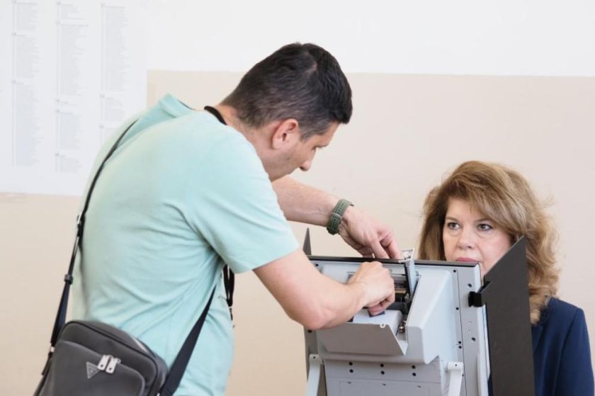 След проблем с машината: Президентът Йотова гласува, &bdquo;за да изплуваме от кризата&ldquo;