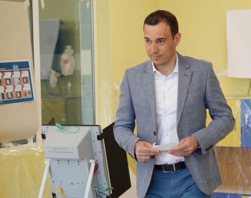 Васил Терзиев гласува &bdquo;с отвертка и флашка&ldquo;