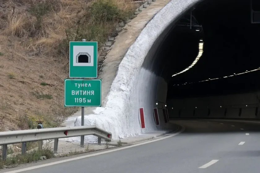 Камион аварира в тунел &bdquo;Витиня&ldquo; на &bdquo;Хемус&ldquo;, движението е затруднено 