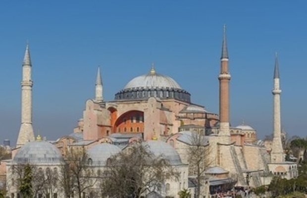 Туристи-идиоти развяха гръцко знаме в църква в Истанбул, арестуваха ги 