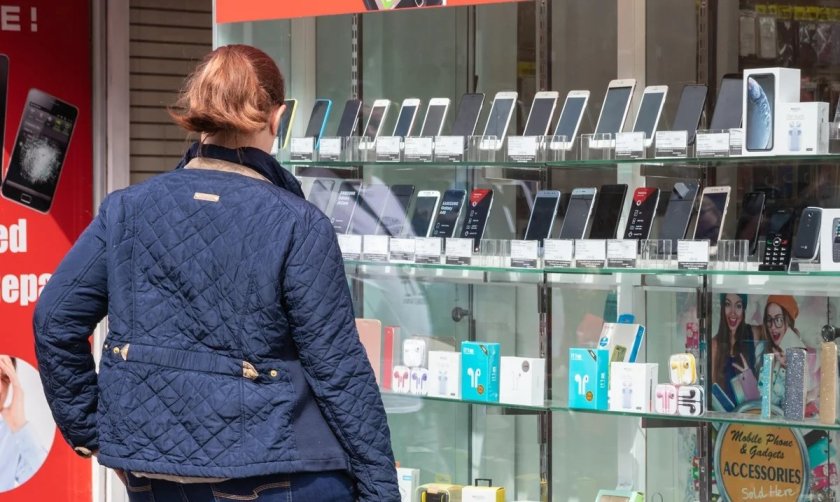 Спад в продажбите на смартфони, &bdquo;Епъл&ldquo; остава на второ място