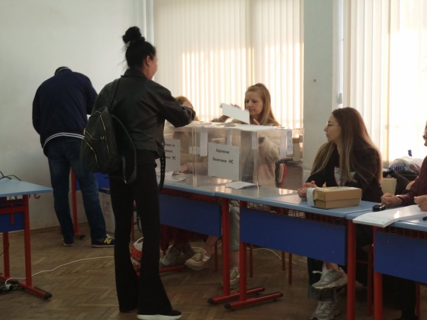 В секции в Бургас и Поморие е прекратено машинното гласуване