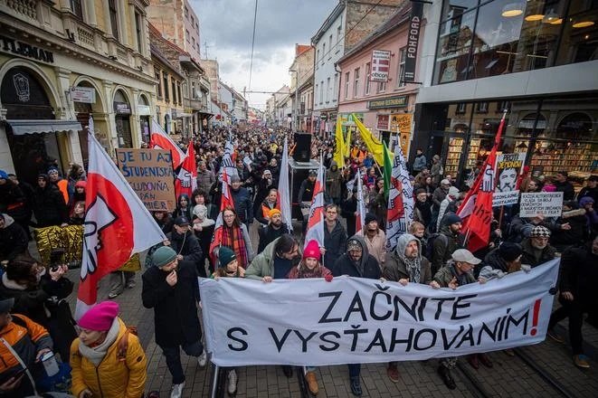 Хиляди на площада срещу копейката Фицо - ще си ходи ли при Орбан? (СНИМКИ)