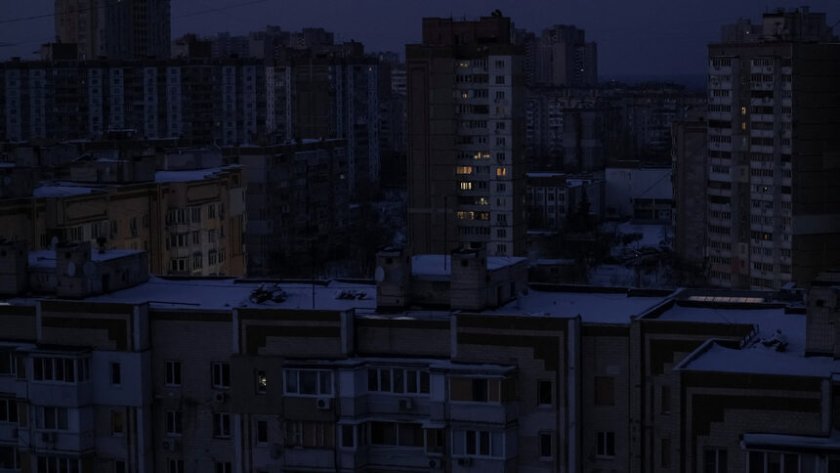 Руски обстрели по енергийната мрежа на Украйна оставиха близо 500 хил. души без ток