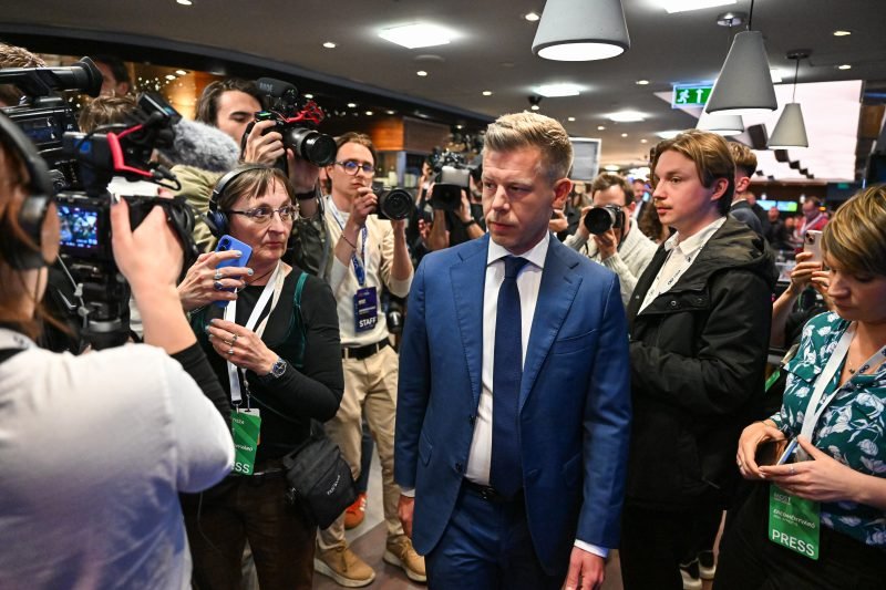 Мадяр скромничи след като помете Орбан: Победа за демокрацията!