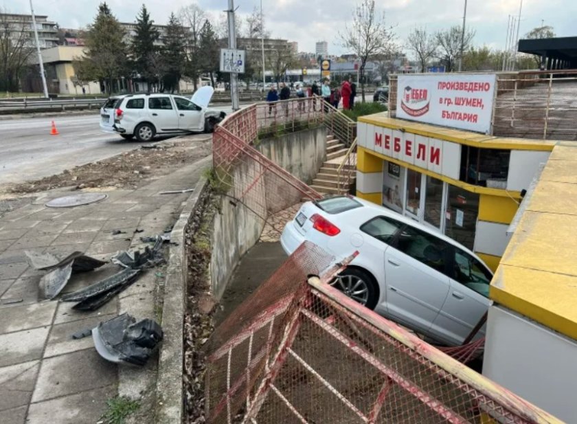 Какво се случва!? Кола влетя в подлез в Шумен 