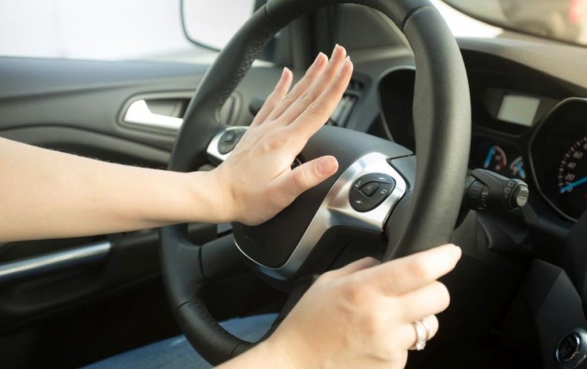 Млада шофьорка заседна в голяма локва в Шуменско