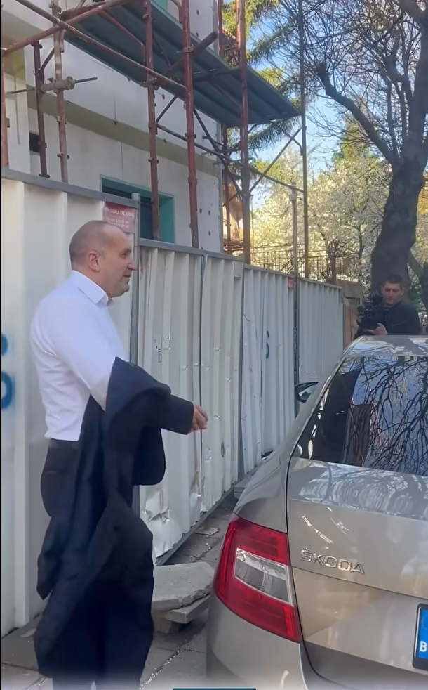 Радев закъсня с 15 минути, оплака се от паркирането в София (ВИДЕО)