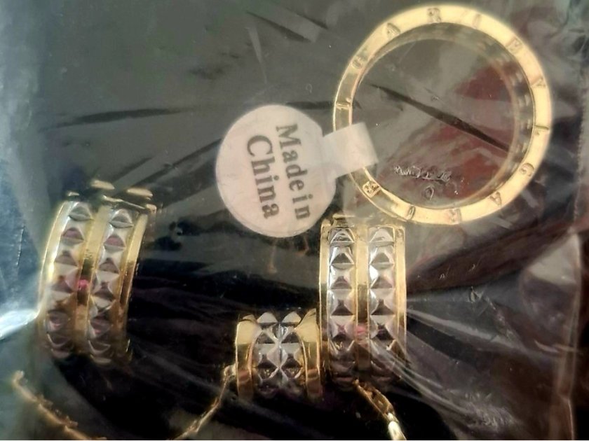 Митничари задържаха 217 комплекта с бижута ментета от Казахстан (СНИМКИ)