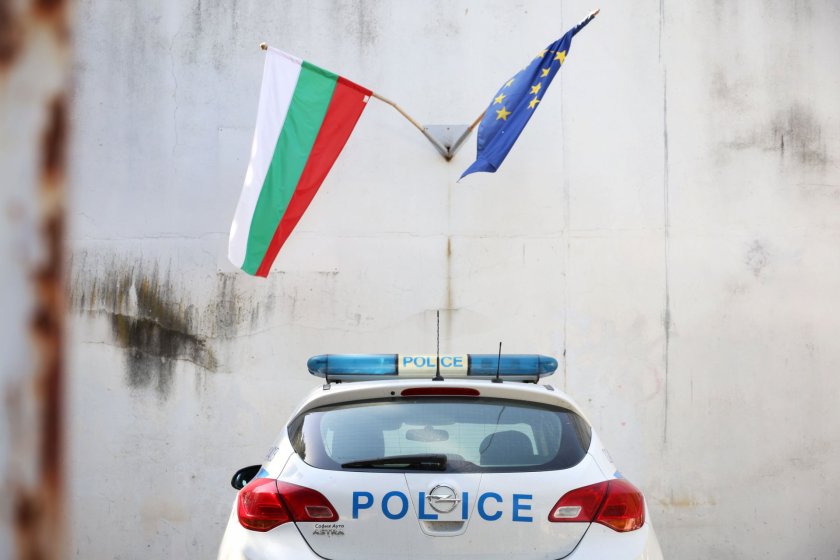 Патрулка подгони мотопедист и последва удар във входна врата в Бяла черква