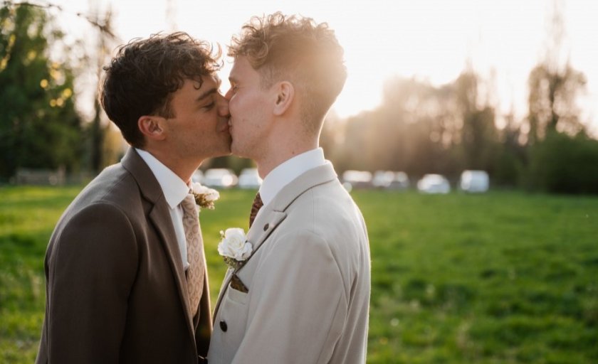 Звездата от &bdquo;Heartstopper&ldquo; Брадли Ричис се омъжи за годеника си Скот Джонстън