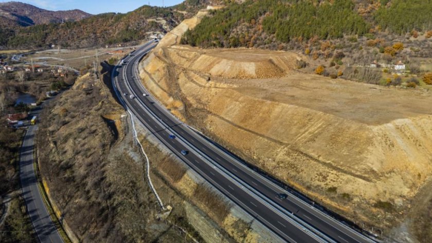 Скална маса се срути на магистрала &bdquo;Струма&ldquo;
