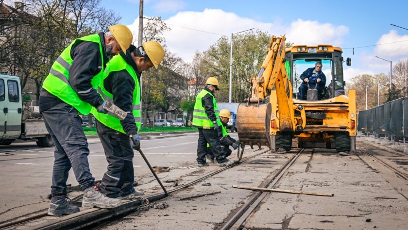 Най-после: Слагат финалния асфалт по бул. "Ал. Стамболийски" 