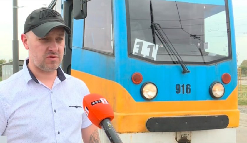 За сладък и усмихнат ден: Ватман черпи с лакомства пътниците си