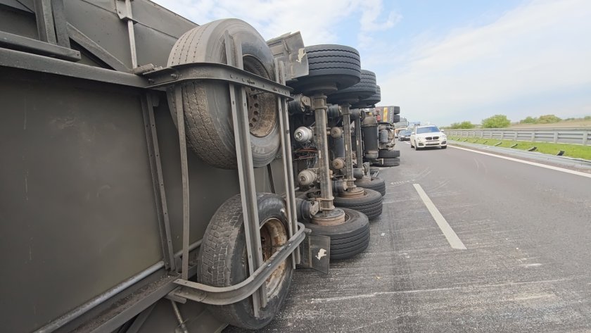 Камион с картофи затапи "Тракия" към Бургас (СНИМКИ)