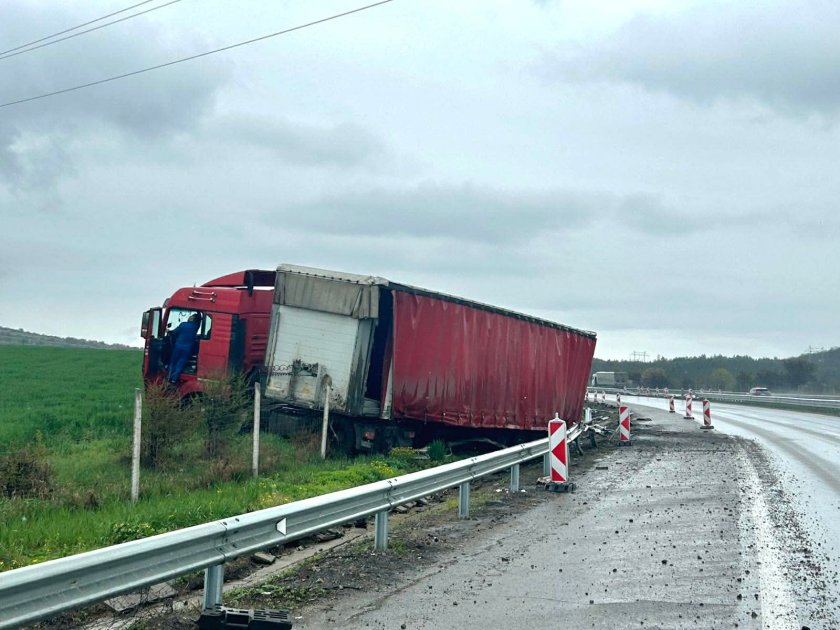 Първо в Lupa.bg: Пореден ТИР изхвърча от АМ "Хемус" (СНИМКИ)
