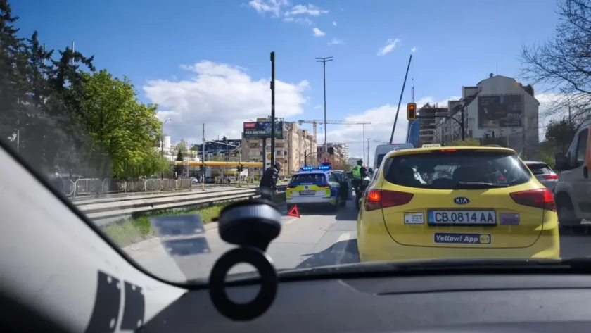 Верижна катастрофа в София на оживено кръстовище