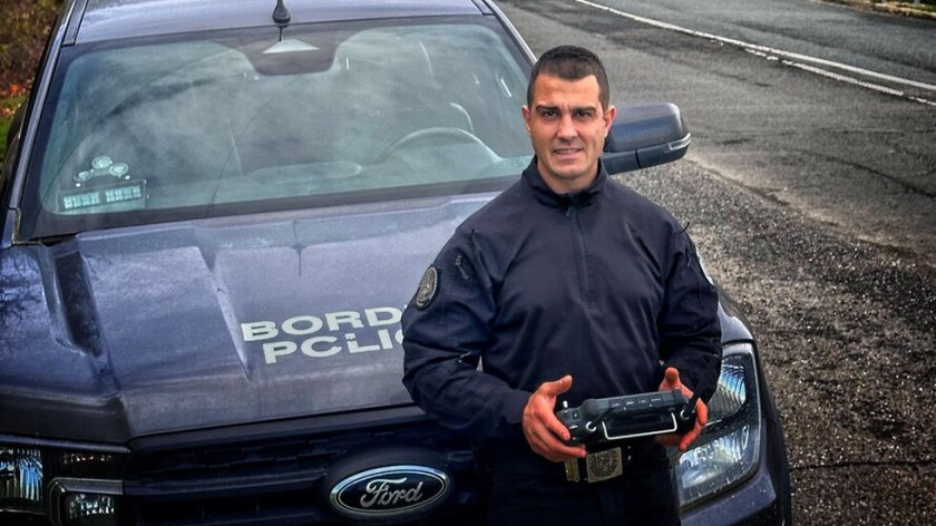 ГЕРОЙ: Граничен полицай изкъртил люка на тавана на автобуса, спасил десетки