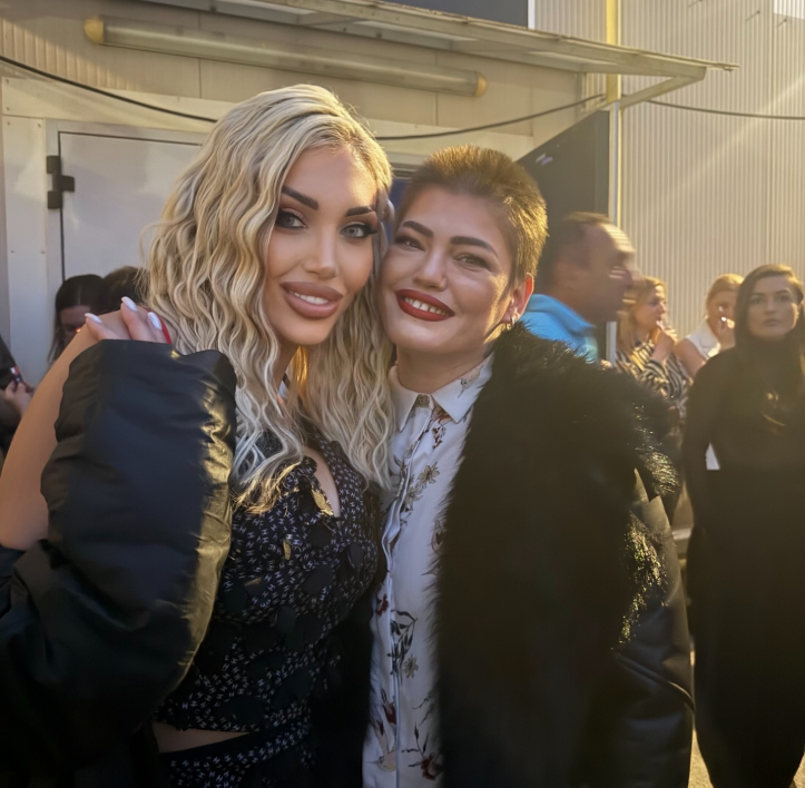 Неузнаваема: Жана Бергендорф се офъка 