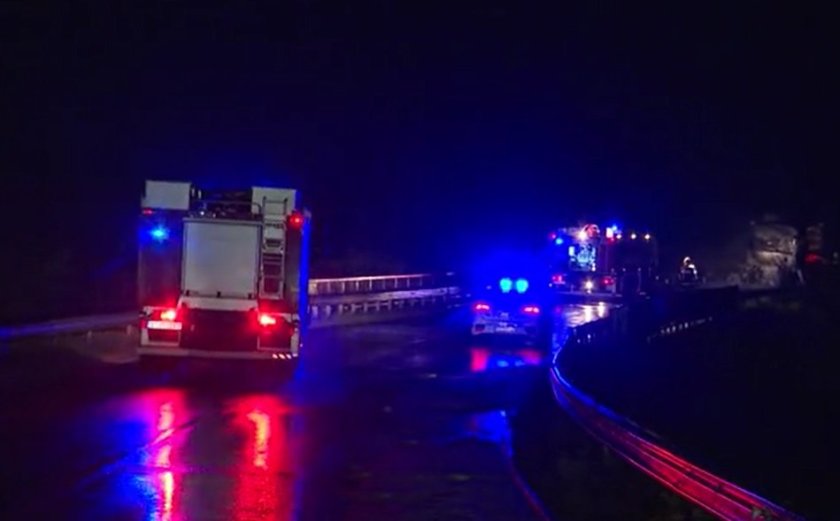 Тир се преобърна в пропаст край Прохода на Република, загина шофьорът (снимки)