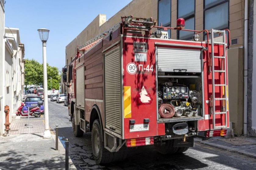 Гори фабрика край Солун, гъст дим затруднява трафика