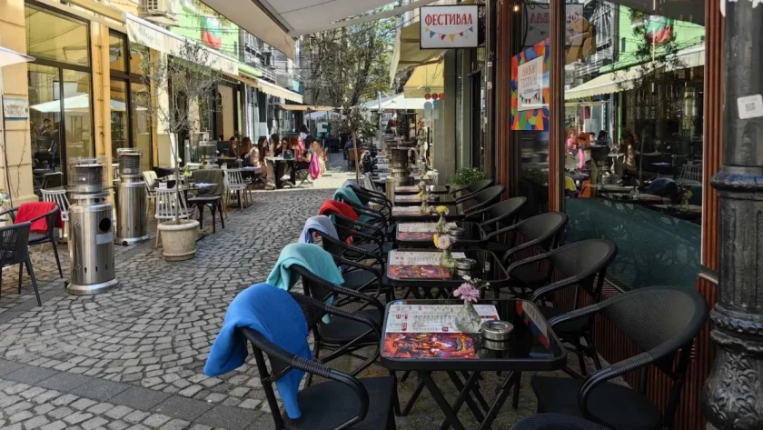 Това не е било! Повече хора пред урните, отколкото в заведенията в Пловдив (СНИМКИ)