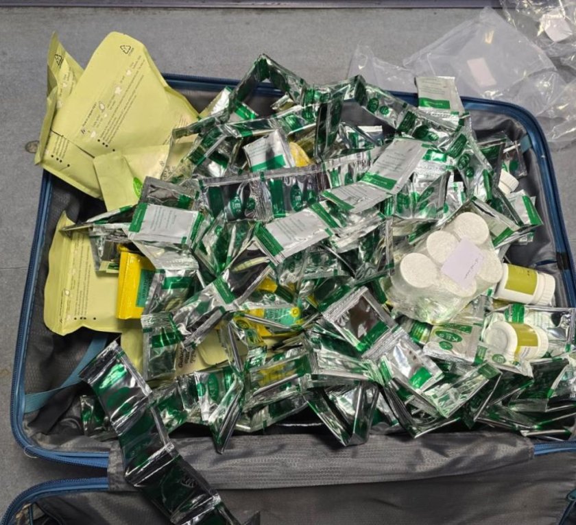 Митничари иззеха лекарства, сиропи, прахове и чайове от Индия на Летище &bdquo;Васил Левски&ldquo;