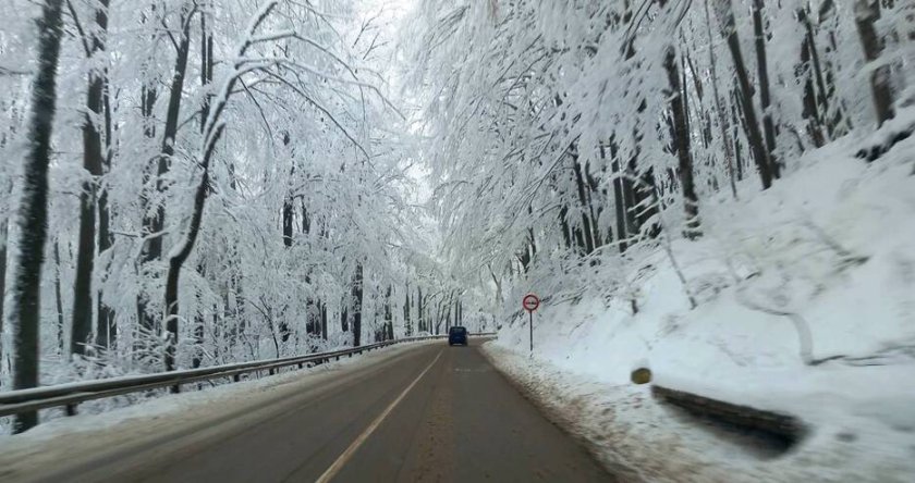 Със сняг осъмнаха проходите в Смолянско