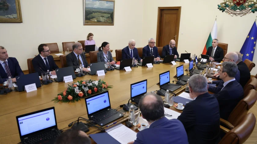 Първо заседание на служебното правителство след изборите