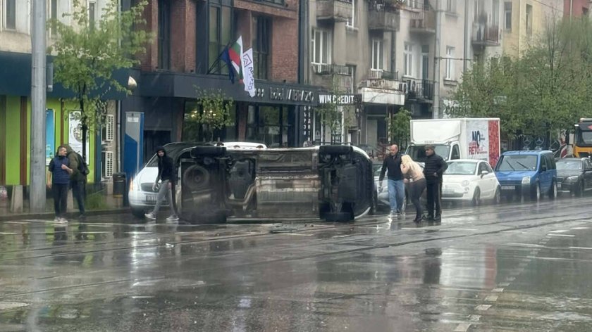 Линейка се обърна на ключово кръстовище в София