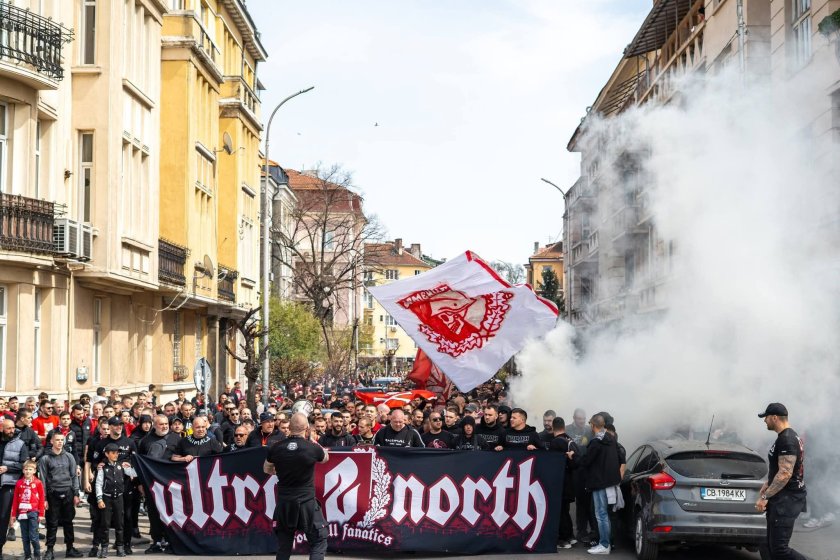 Въпреки петицията: Феновете на ЦСКА с ново мощно шествие