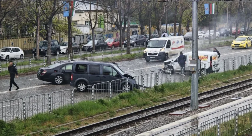 Сблъсък на три автомобила на бул. "Цар Борис III", има пострадал