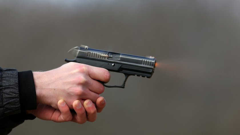 Пиян заплаши с пистолет и руга пътници във влак