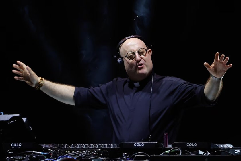 Свещеник-диджей почете папа Франциск