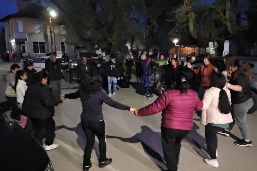 ПРАЗНИКЪТ ЗАПОЧНА: Хора се вият в родното село на Радев