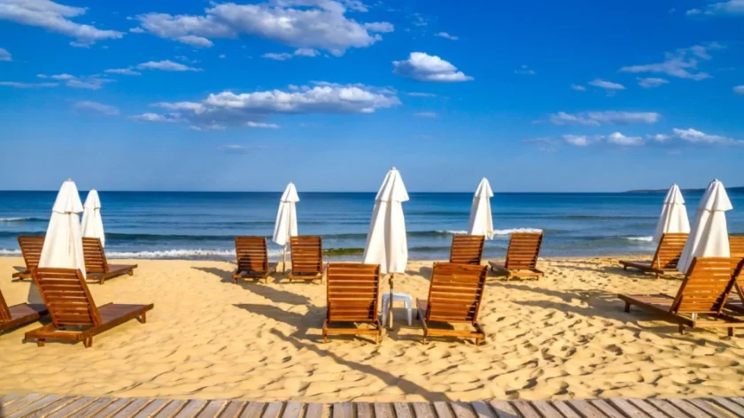 Нови правила в Гърция: До 250 плажа без шезлонги и шум
