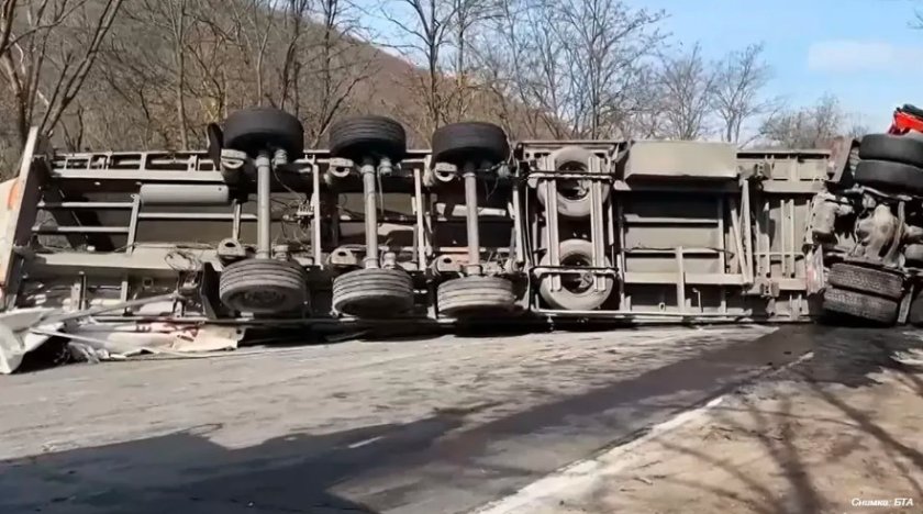 Камион и трактор се сблъскаха кра Добри дял