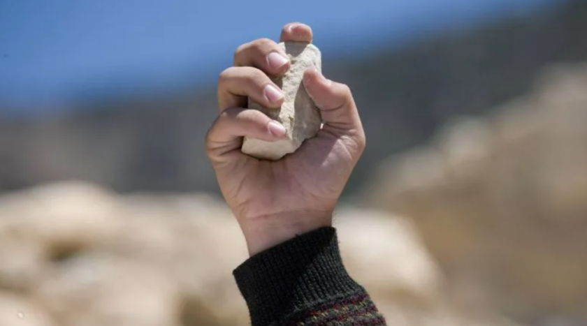 След скандал: Мъж удари леля си с камък в главата