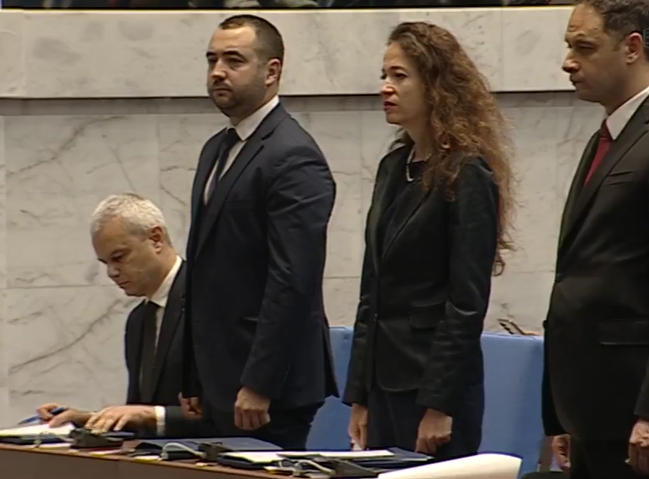 Костя пак се прави на интересен