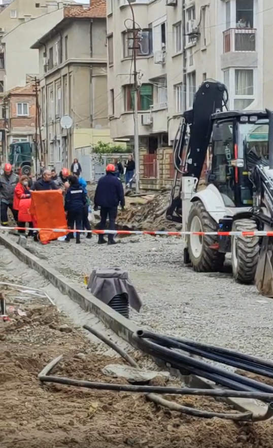 Ужасяващо: Багер зарови работник в Бургас (ВИДЕО)